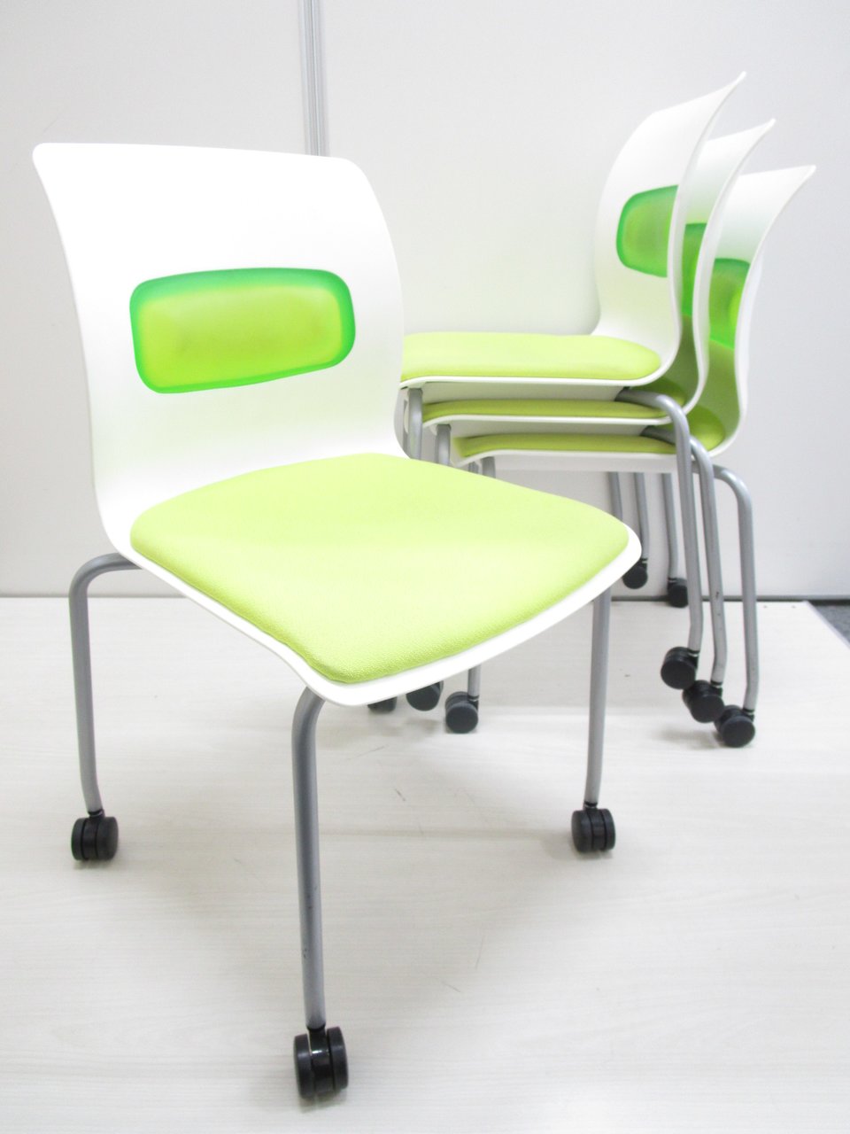 【4脚セットがお得】ポップなデザインが楽しいチェア【1脚分無料】
                        ピクティス 
                                    中古
            