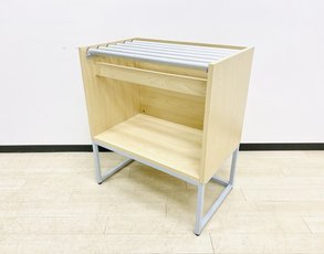 新聞架けが入荷しました！6本の新聞架け棒も完備しています。クリニック、待合室、受付にいかがでしょうか！！雑誌掛け　