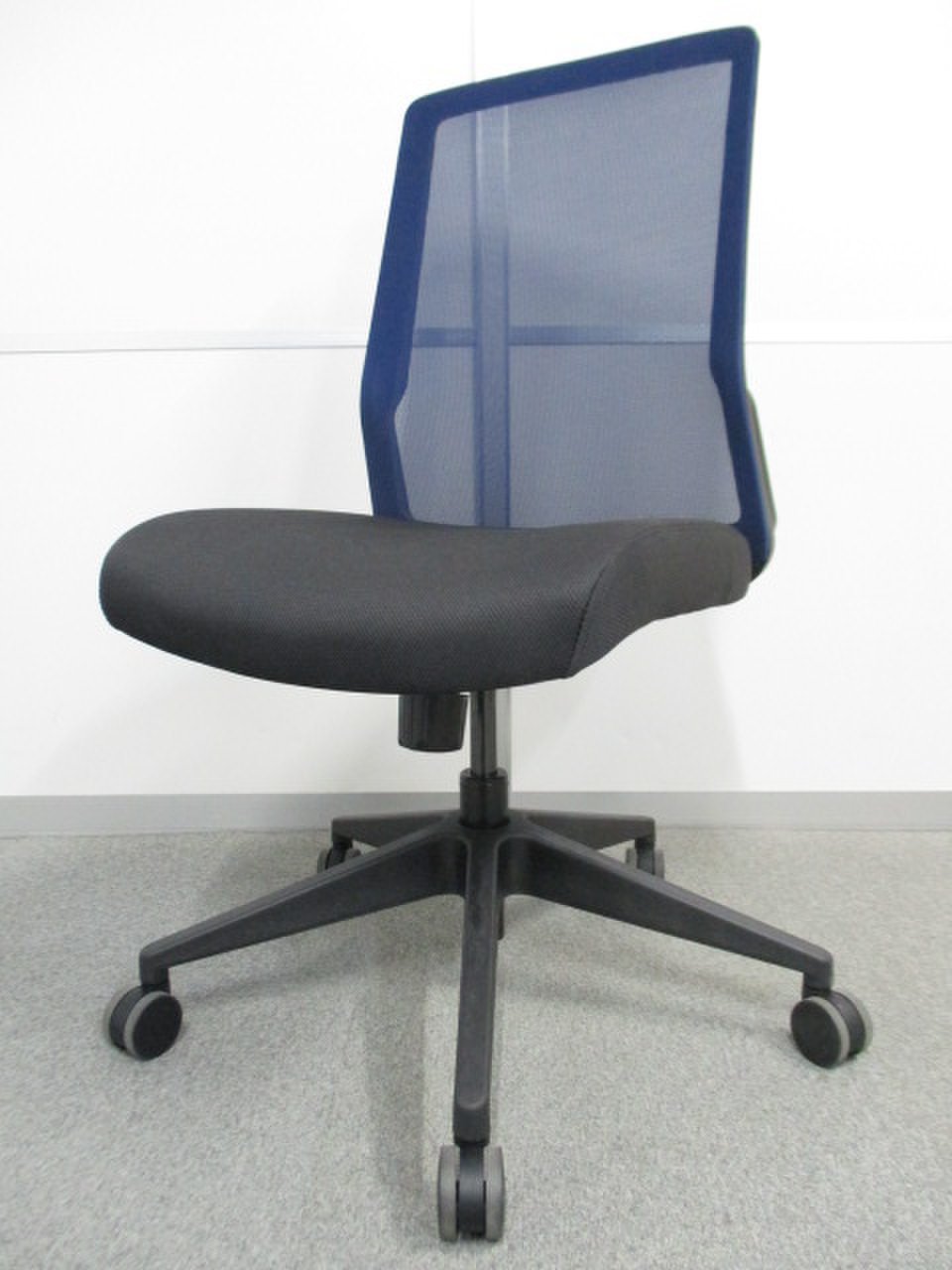 人気のメッシュチェア！ブルーでおしゃれに仕上がります。組み立て式家具でご自宅で組立可能！！
                        STM-45
                                    新品
            