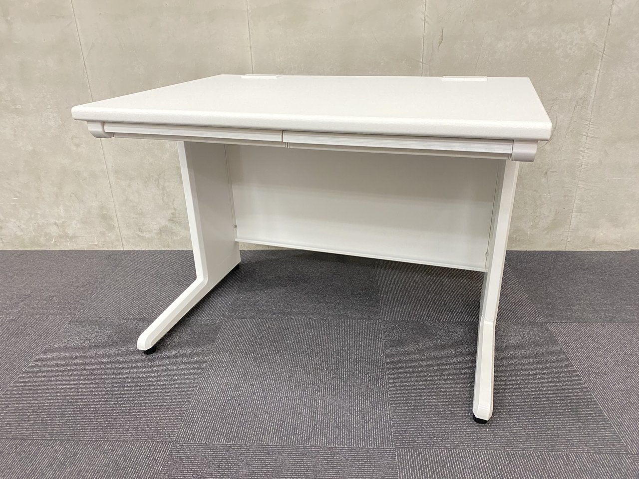 【未使用品！】■平デスク　W1200mm　ホワイト　■あらゆる空間に合わせやすい！スタンダードなデザイン！【おつとめ品】【J】
                        ODH デスク 
                                    新古品
            