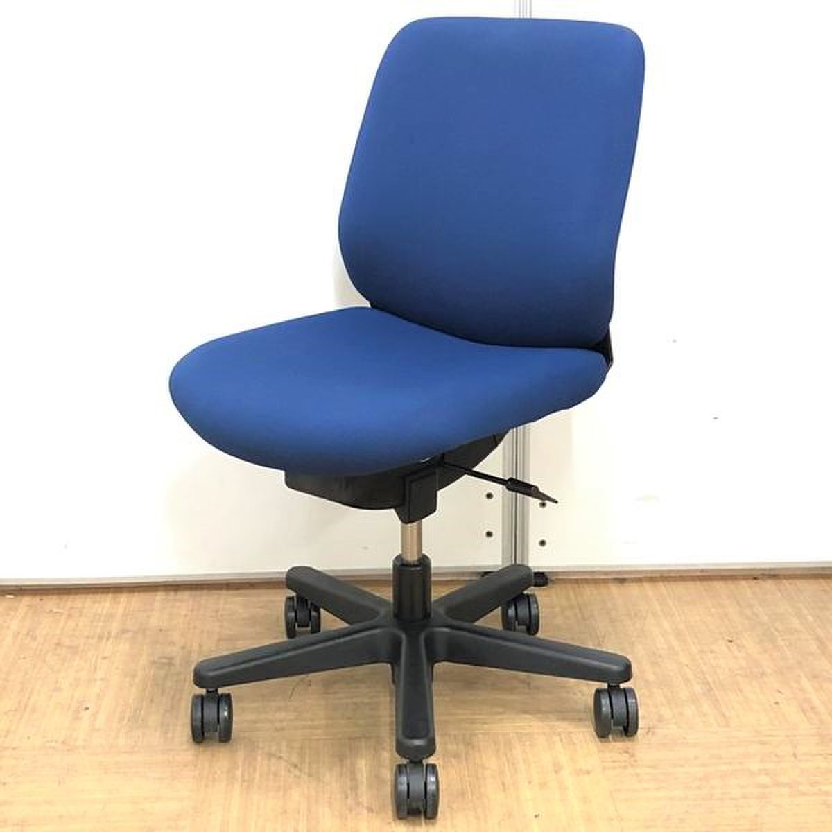 チェアに求められるすべての機能をコンパクトにまとめたチェア　「トルテ（torte）」
                        トルテ 
                                    中古
            