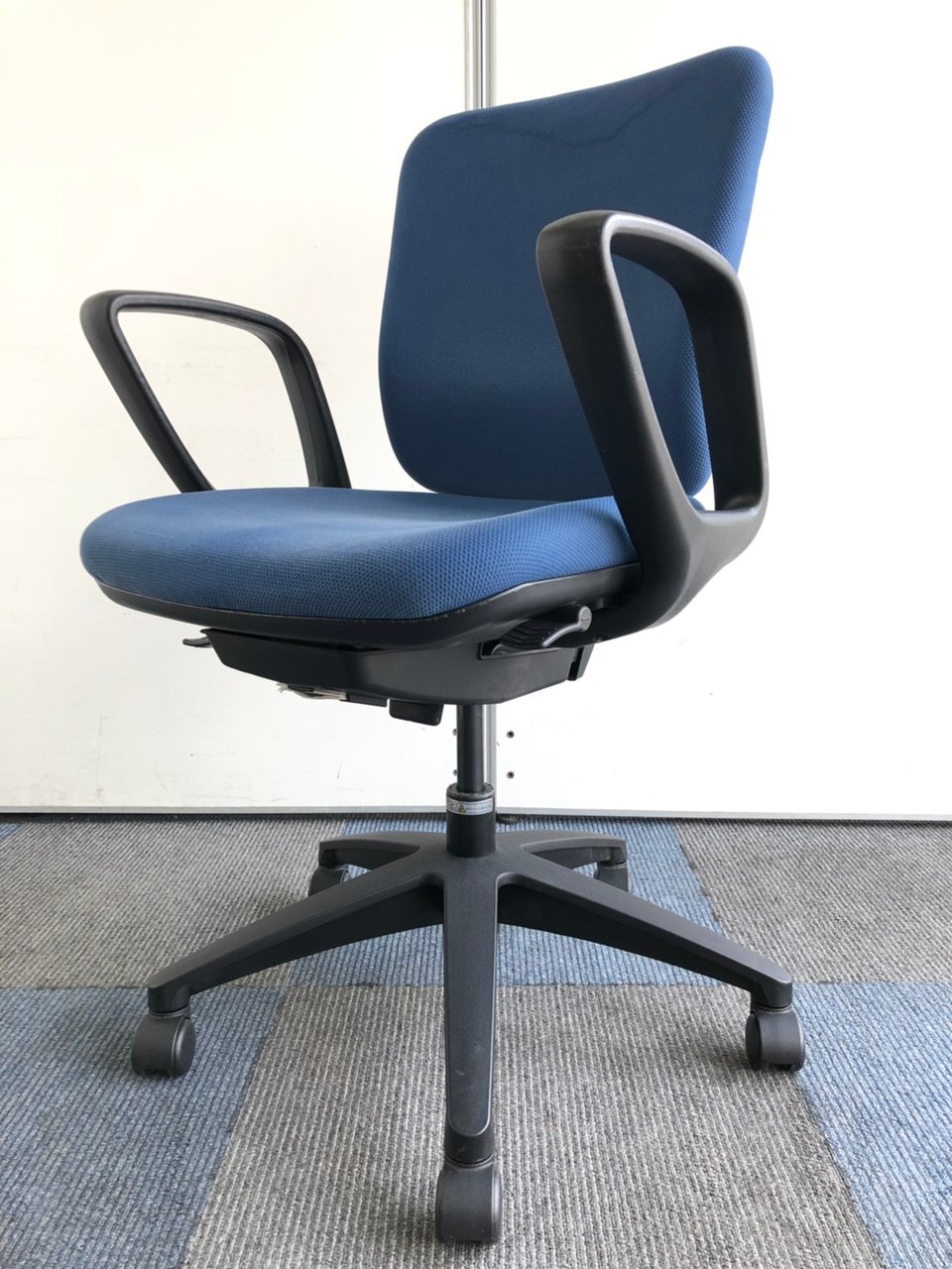 【ローコストチェア】ゆったり座れる肘付きチェア！
                        Mi（エムアイ） 
                                    中古
            