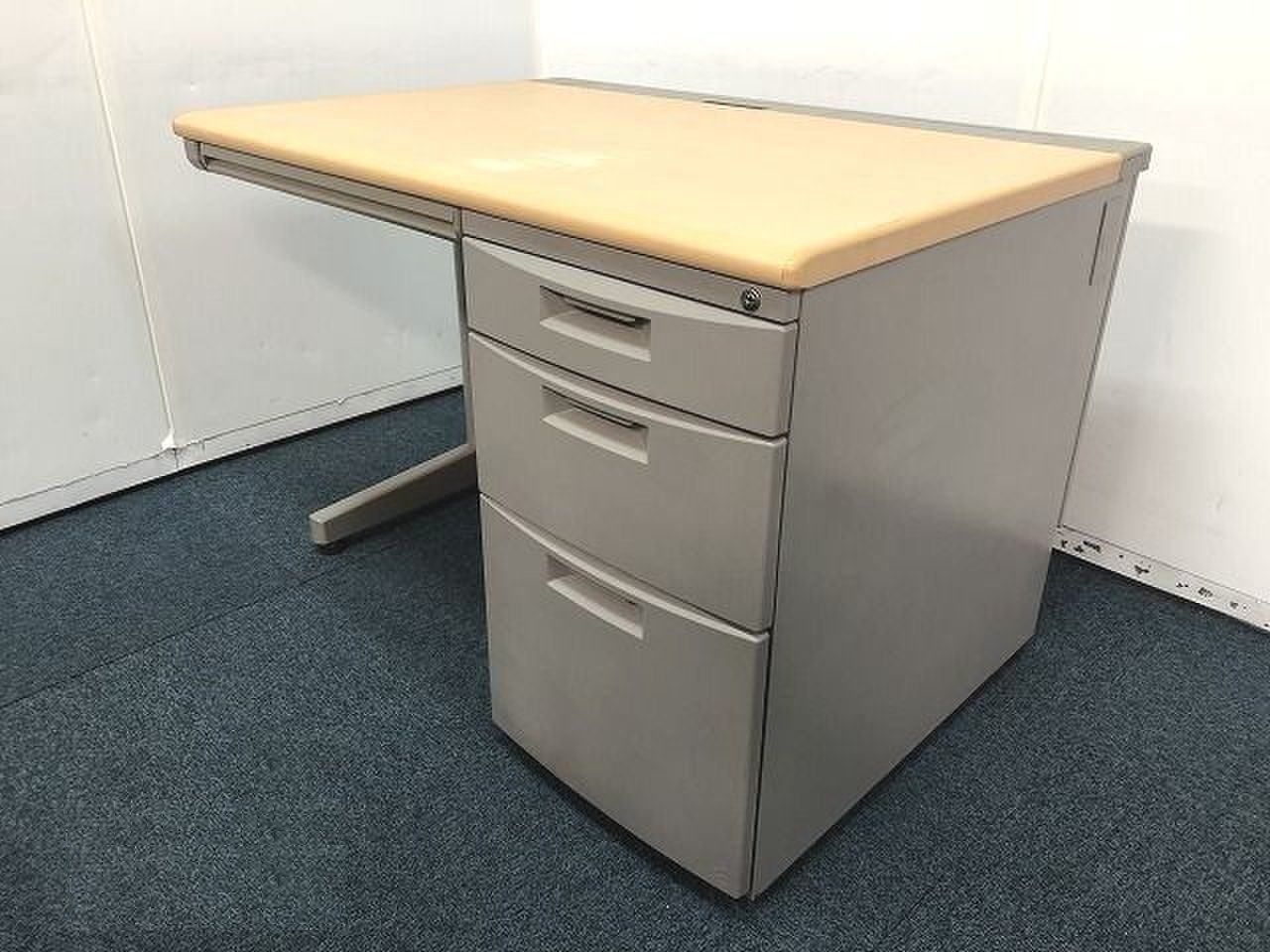 注目商品！！！！！【人気ナチュラルカラー天板で配線カバーが使いやすいシリーズ！！】【I】■イトーキ■CZ
                        CZY 
                                    中古
            