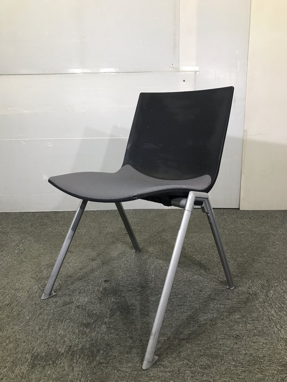 シックな色合いのスタッキングチェア！
                        MX-250 シリーズ 
                                    中古
            