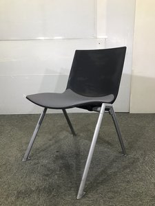 シックな色合いのスタッキングチェア！