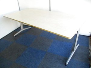 【ナチュラル天板がお洒落なミーティングテーブル】4～6名様でお使いいただけます。