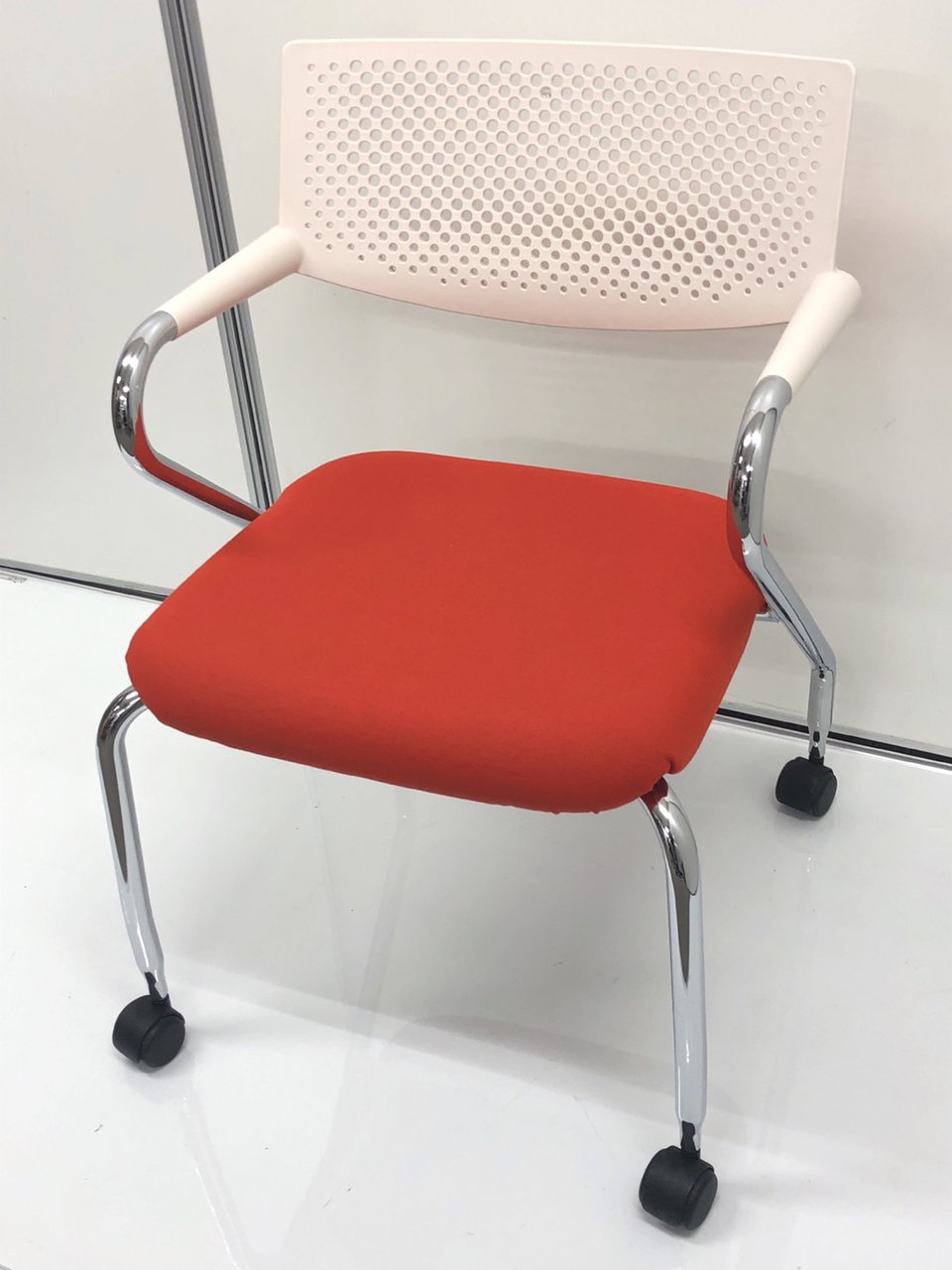 【海外メーカー】建築家デザイナーが手掛けた一品【オフィスをお洒落に】【クリーニング済】【値下品】
                        ビザロール 
                                    中古
            