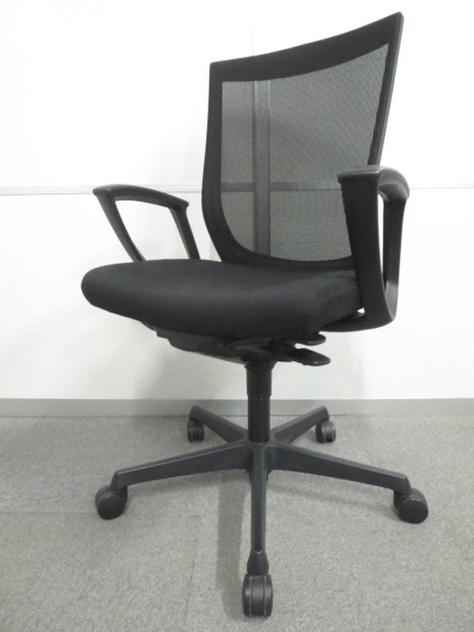 【良い椅子は健康を守る投資です！】■オカムラ製　エスクードメッシュチェア　肘付　ブラック【在宅・テレワークも捗ります！】
                        エスクード（メッシュ） 
                                    中古
            