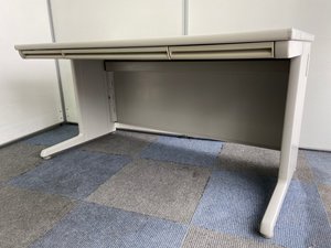 【緊急値下げ！】【シンプルで定番的】横幅1400mmの平机！幅広く使える！