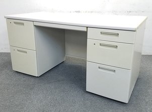 【収納スペース充実！机上をスッキリ整理！】■コクヨ製　両袖デスク（W1400mm）