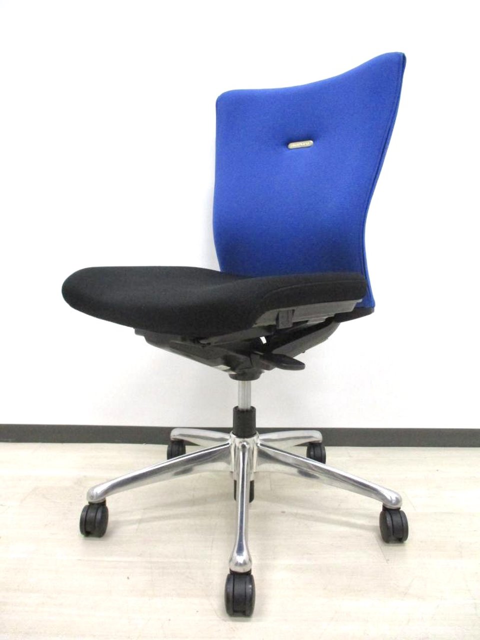 機能美が溢れる万能チェア！オカムラ　フィーゴ　ブルー
                        フィーゴ 
                                    中古
            