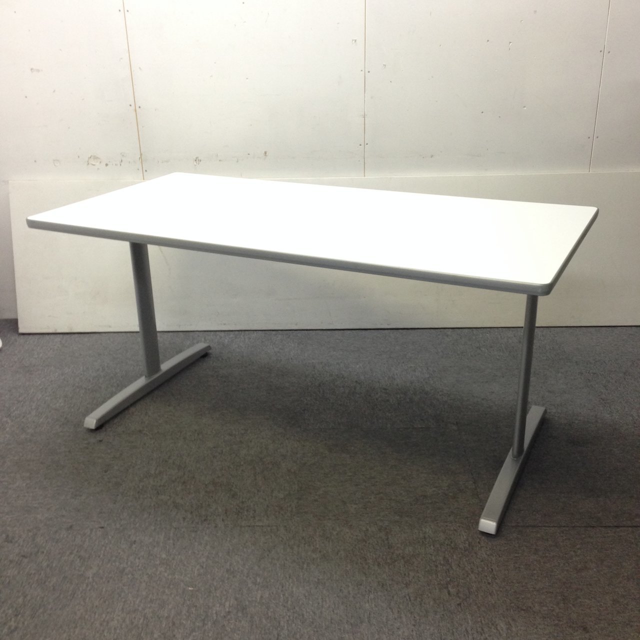 【スタイリッシュなデザイン！】■オカムラ　会議用テーブル　W1800ｍｍ　ホワイト
                        その他シリーズ
                                    中古
            