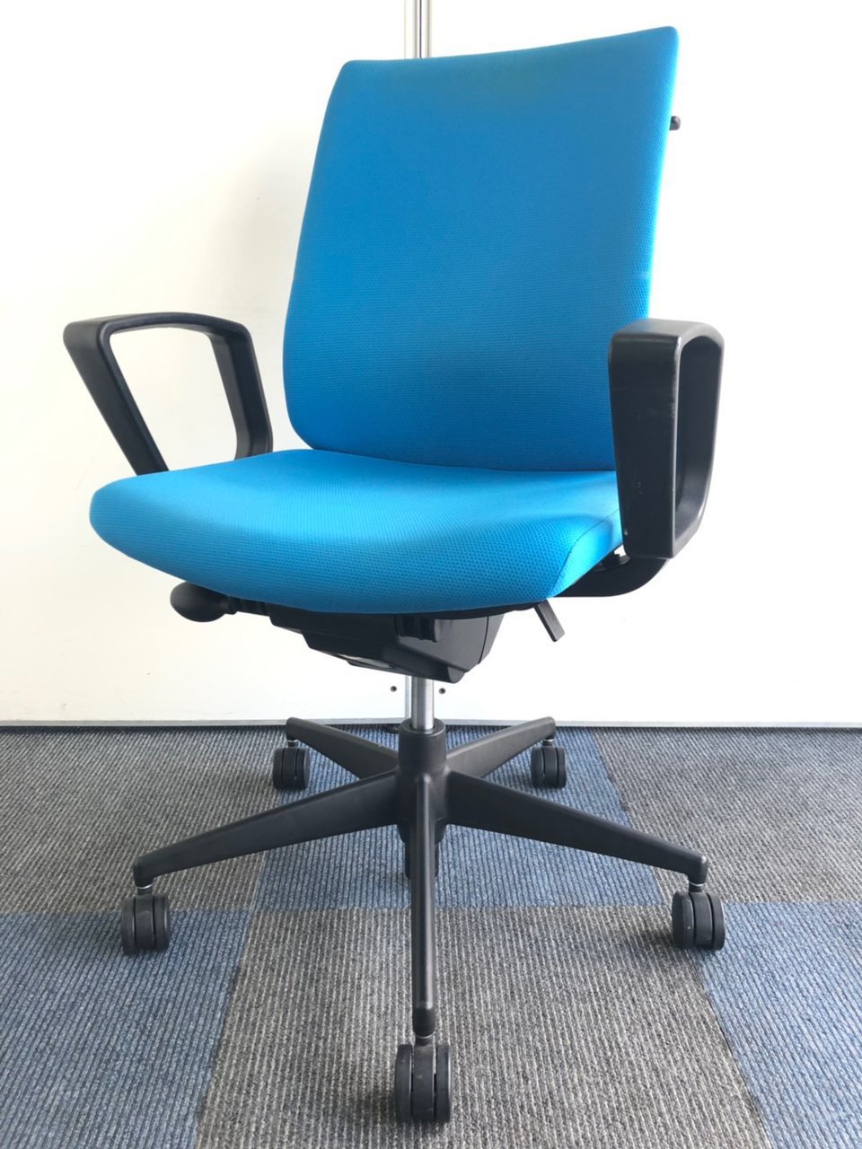 【座り心地◎】人気で使い勝手のいいブルー色
                        ウィザード 
                                    中古
            