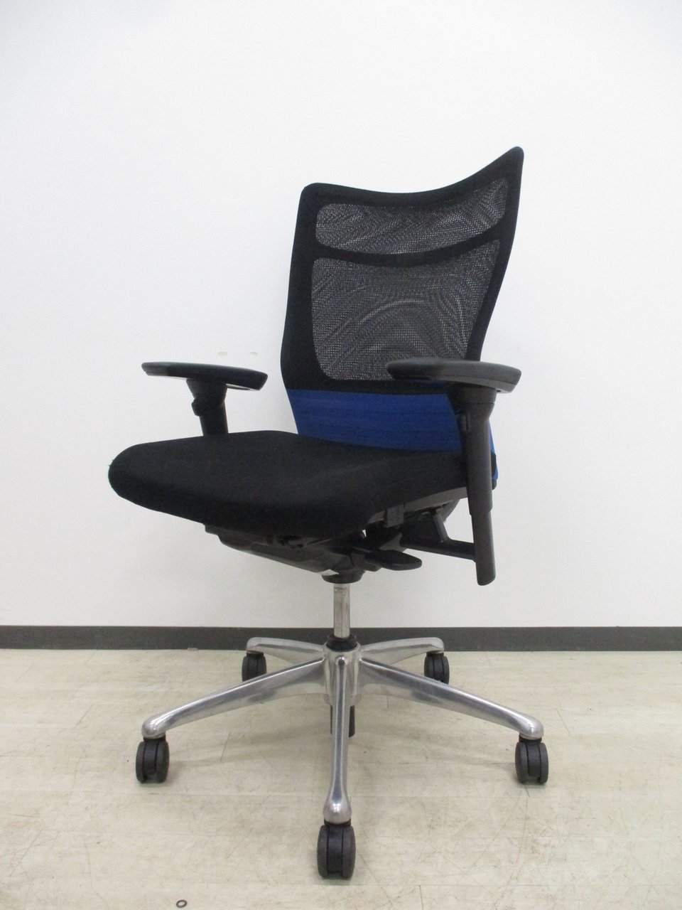 【洗練されたソリッドなデザイン】オカムラ/フィーゴメッシュ/ブルーシームレス×ブラック
                        フィーゴメッシュ 
                                    中古
            