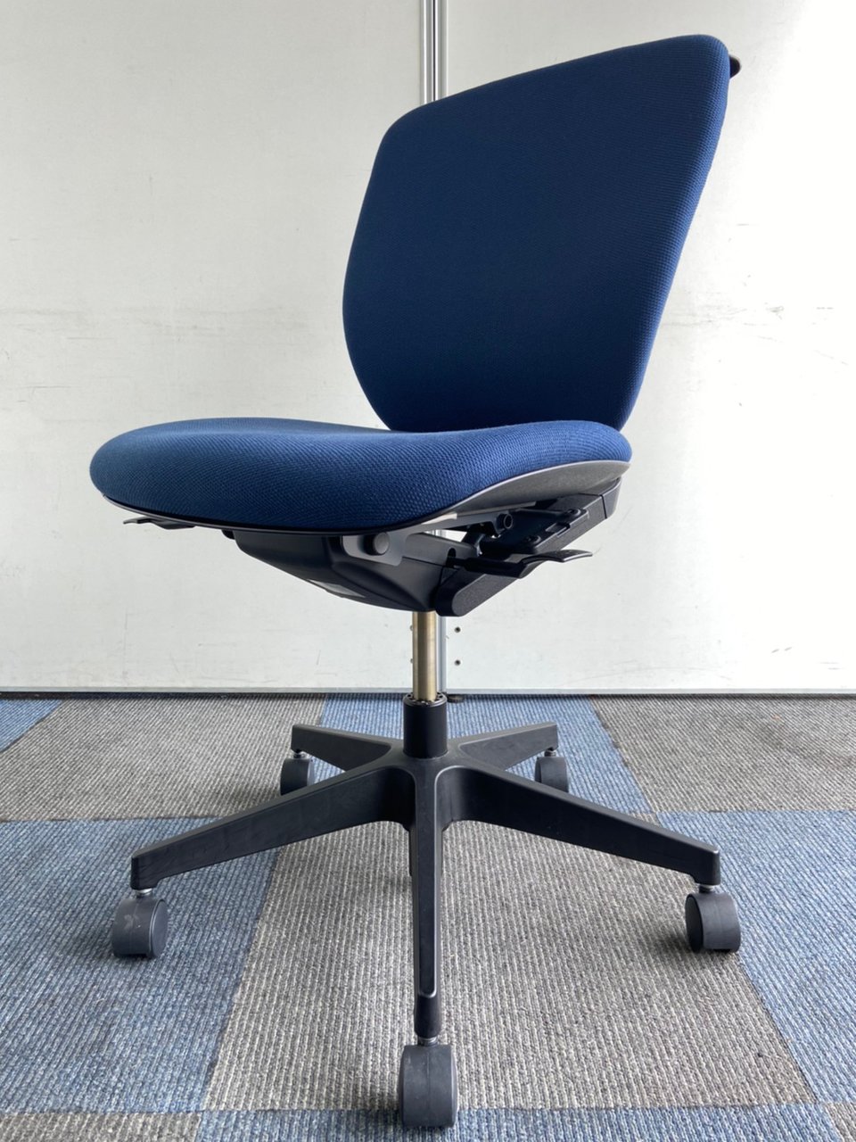 【上着を掛けられます】腰への負担を軽減するチェア！
                        プラオ 
                                    中古
            