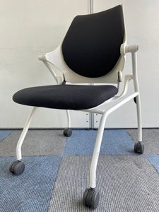 【背もたれが汚れにくい】背もたれ上部に取っ手付き！