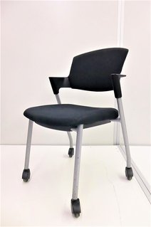 人気スタッキングチェア8脚入荷！キャスター付きなので移動も楽！