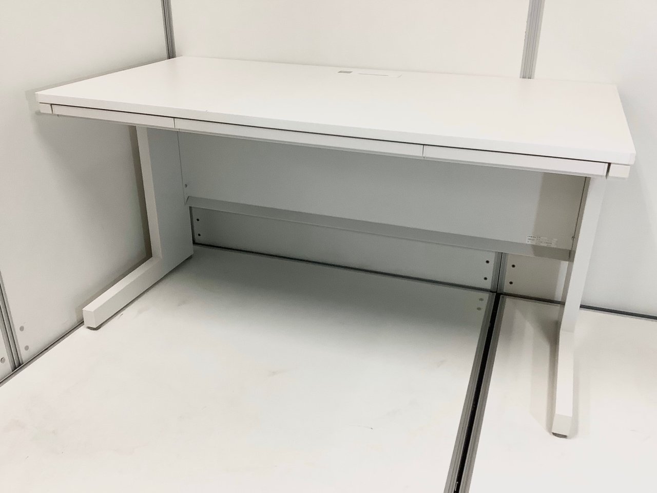 【幅が140センチあるので、作業もはかどります！】役員様にもオススメ！
                        スカエナ デスク 
                                    中古
            