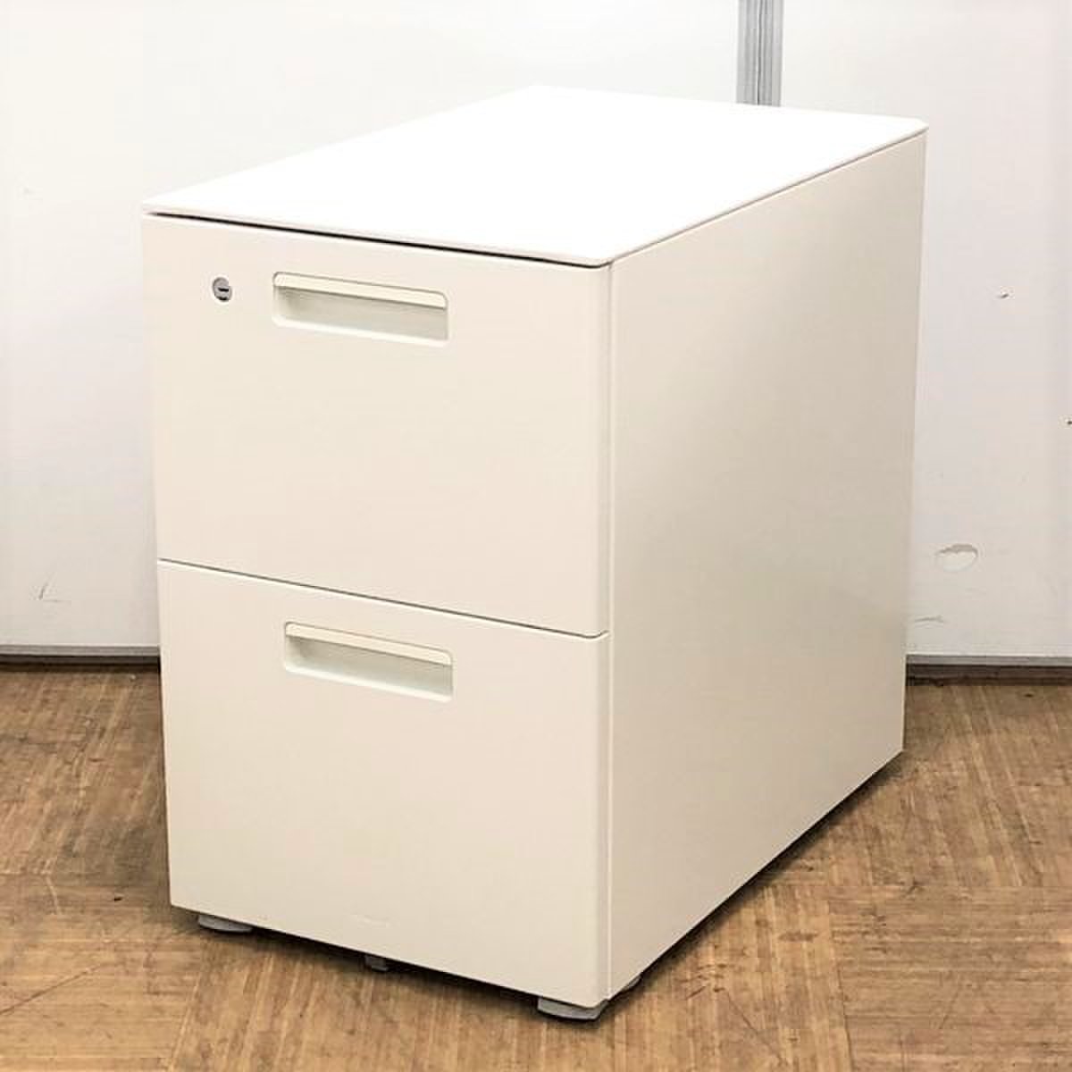 A4サイズの書類やファイルがたくさん収納できる2段タイプ！清潔感のある人気のホワイトです！
                        GTワゴン 
                                    中古
            