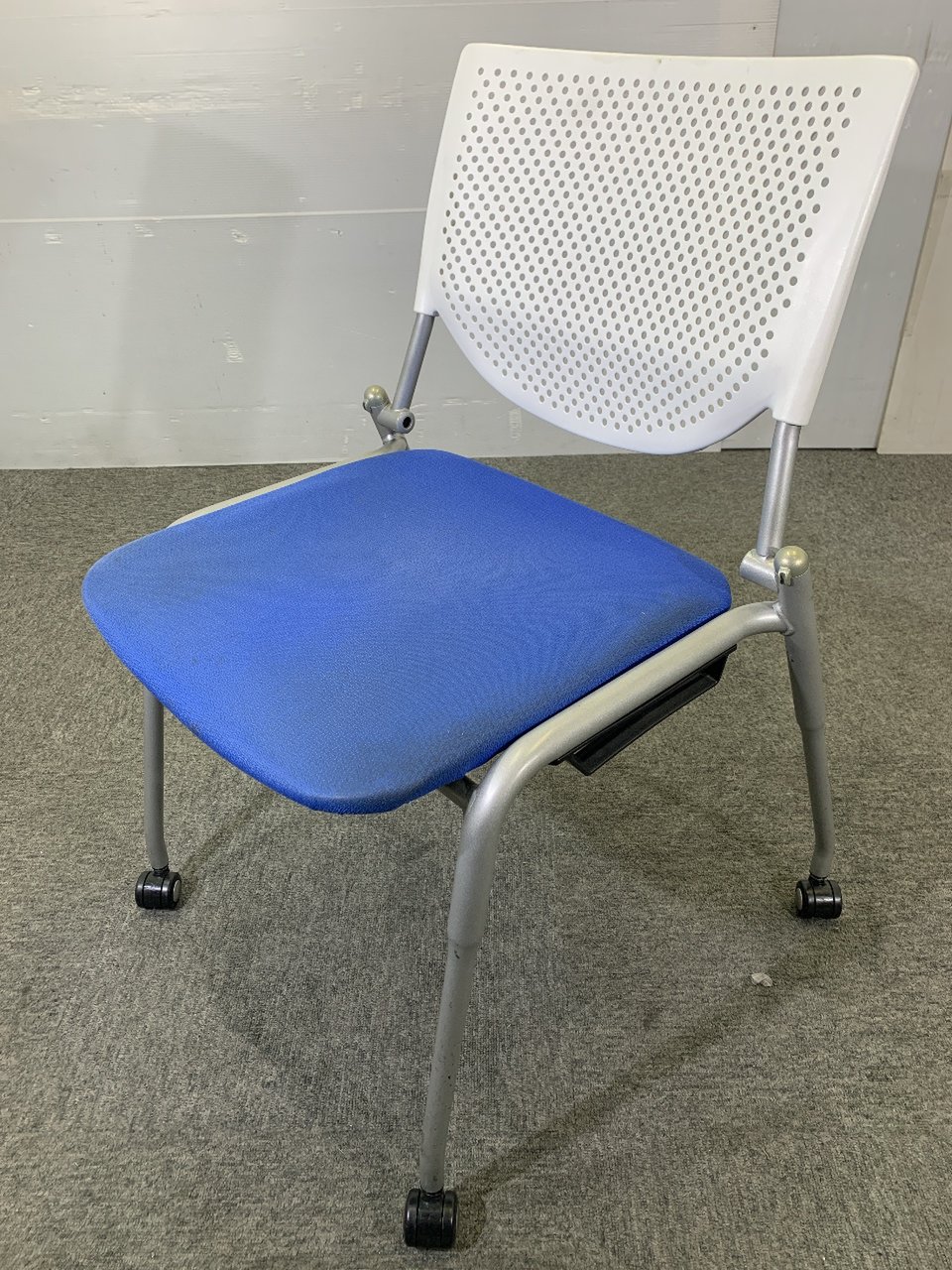 ミーティング用として便利
オカムラ製ミーティングチェア　プロスタック荷　　8139ZZ4516
                        プロスタック 
                                    中古
            