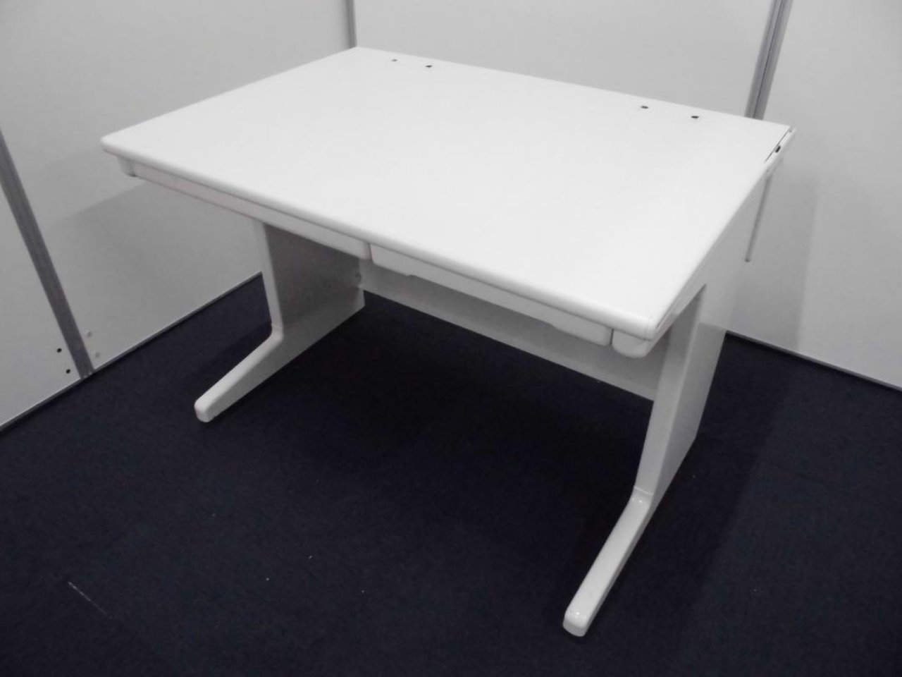 【一番人気の幅1200mm！】
シンプルな平デスク入荷！プラス/LA/ホワイト（白）
                        LA
                                    中古
            