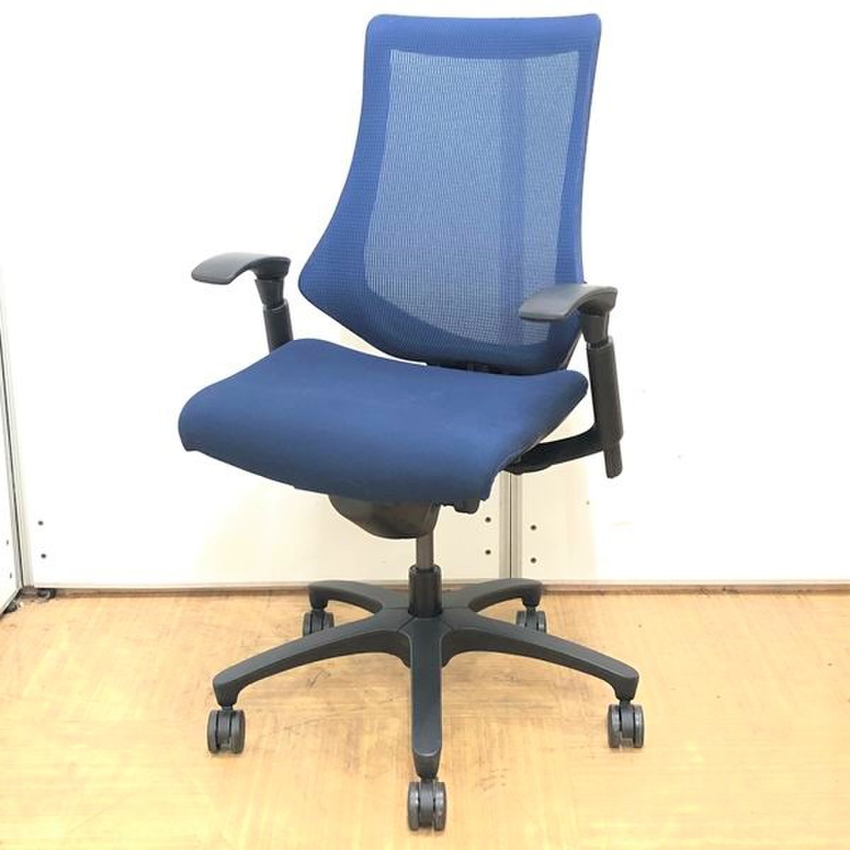 【在庫入れ替え特別価格】通気性の高いメッシュチェア
                        エフ 
                                    中古
            