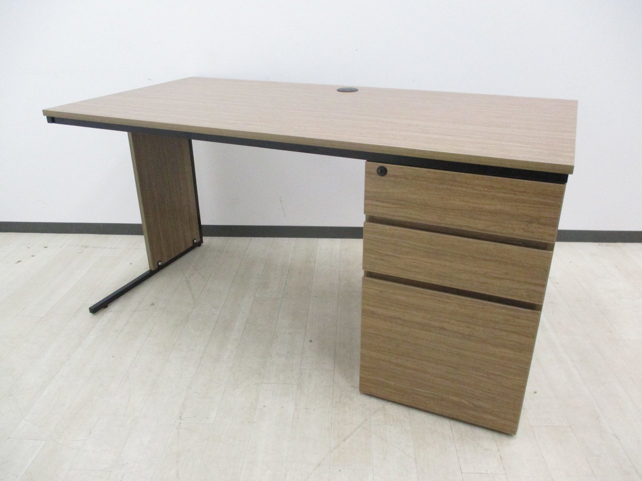 箱から開けただけの新品商品！
特別価格でご案内！お洒落な木目の片袖デスク！※新品段ボールにて出荷致します。
                        ワーキングデスク
                                    新古品
            