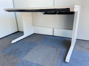 【オフィスが明るくなります】ホワイト色の平机！