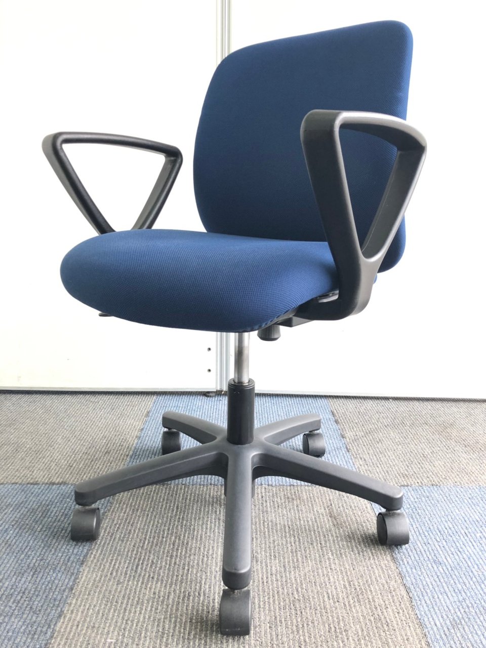 【シンプルな肘付きチェア】小さいのにしっかり支える！
                        ボニート 
                                    中古
            