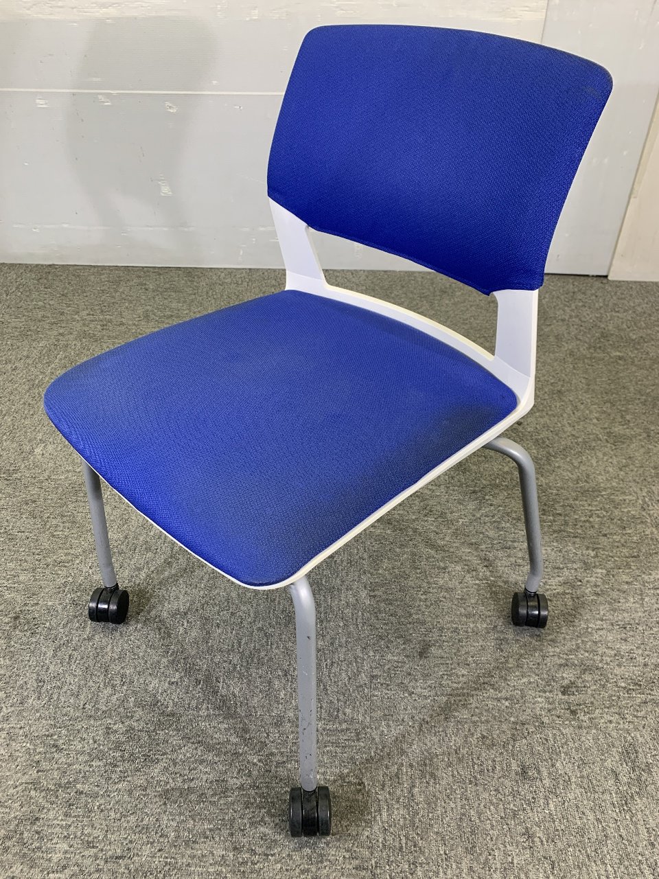 【コクヨ/KOKUYO】スタッキングチェア/ブルー/CK-160C-W
                        160シリーズ 
                                    中古
            