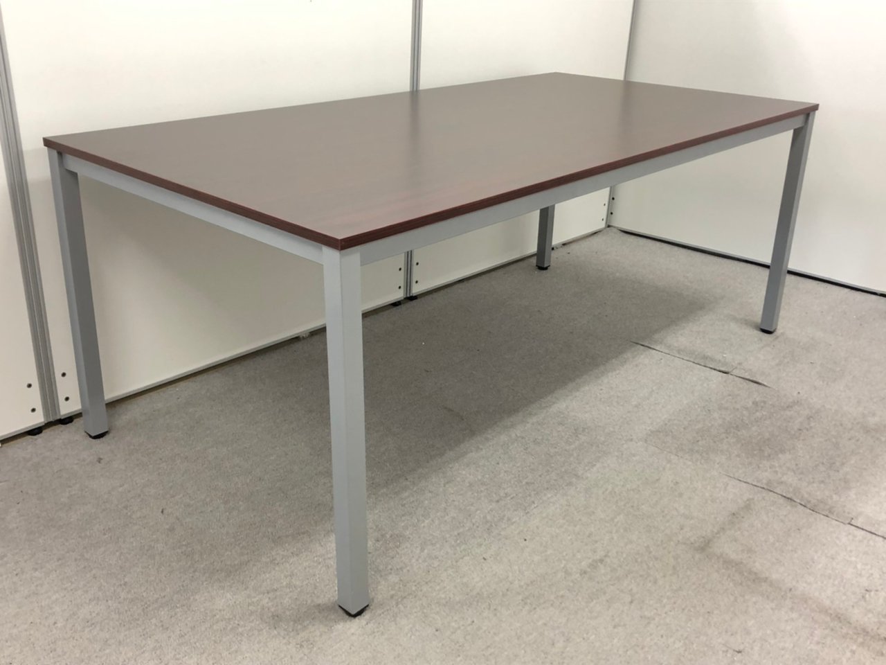 【展示品有】
大量発注も受け付けます！
今流行りの濃い木目調テーブル！
                        RFD
                                    新古品
            