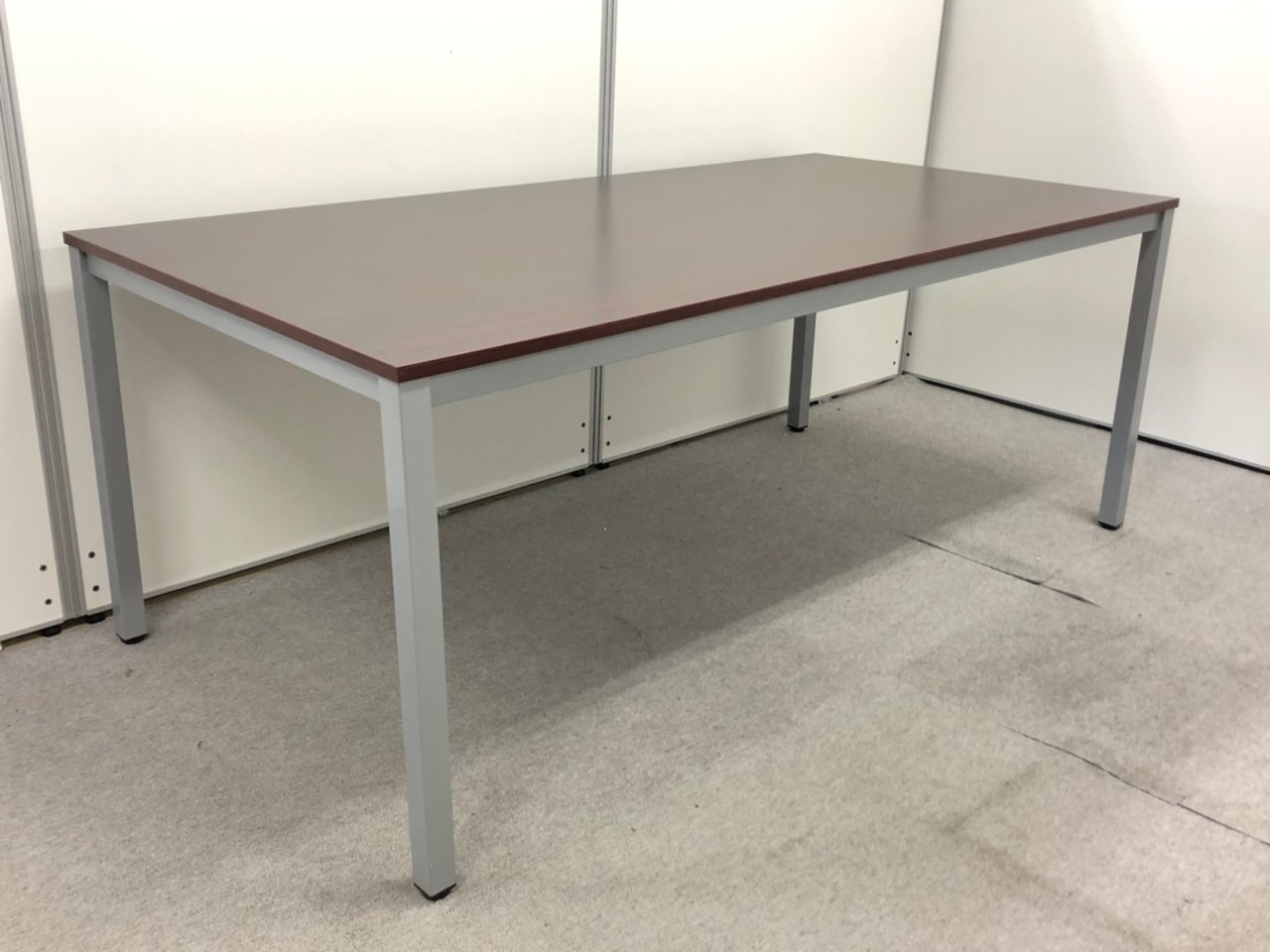 【展示品有】
大量発注も受け付けます！
今流行りの濃い木目調テーブル！
                        RFD
                                    新品
            