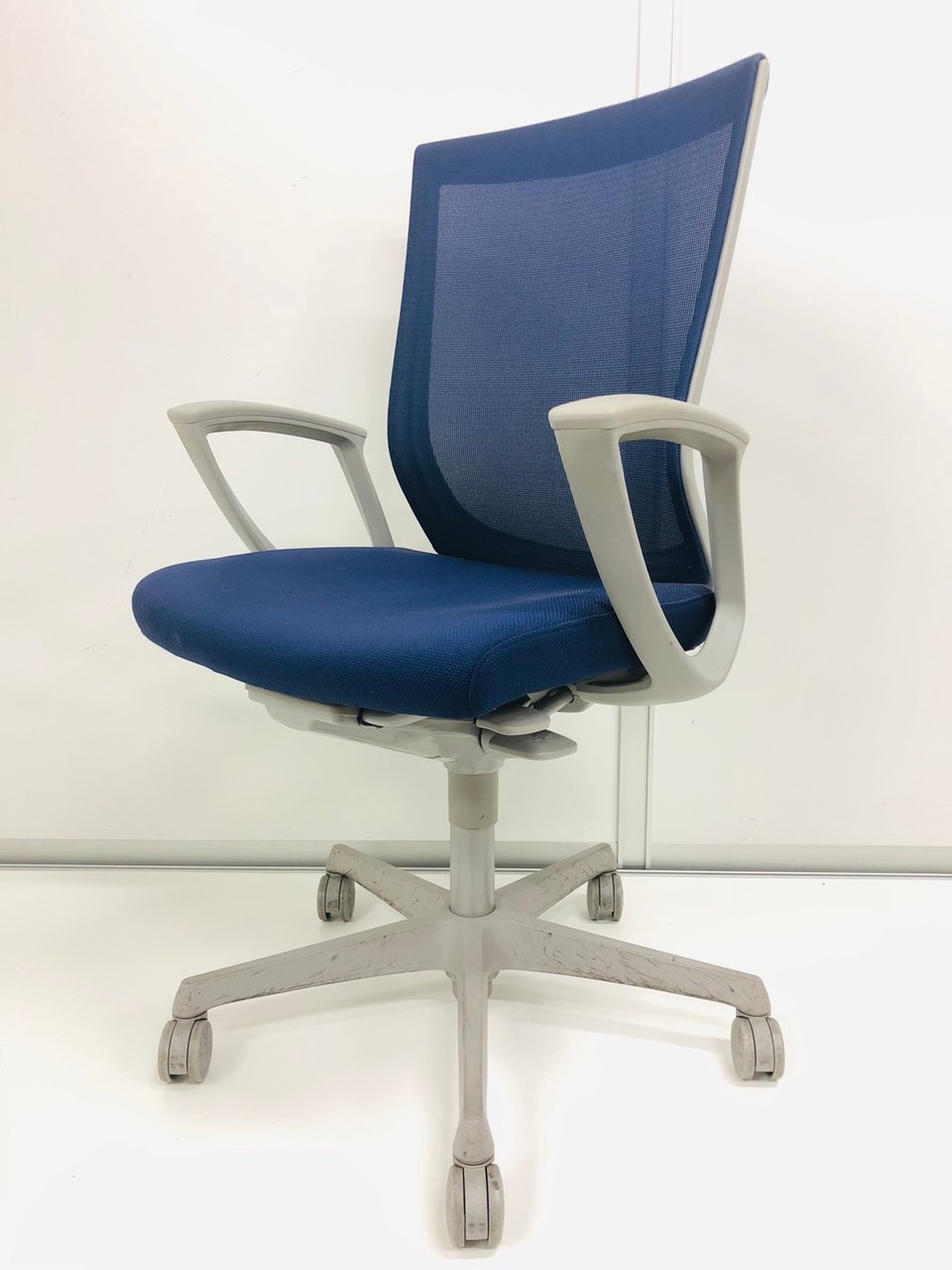 【肘付】【見た目も涼しく！】蒸れにくいメッシュ生地！
オカムラ/エスクードメッシュ/ブルー
                        エスクード（メッシュ） 
                                    中古
            