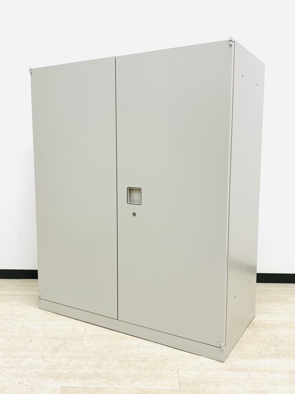 セール品につき特別価格です！【鍵付】定番シリーズの単体書庫2台入荷！オカムラ/レクトライン/両開き/ライトスモーク
                        レクトライン 
                                    中古
            