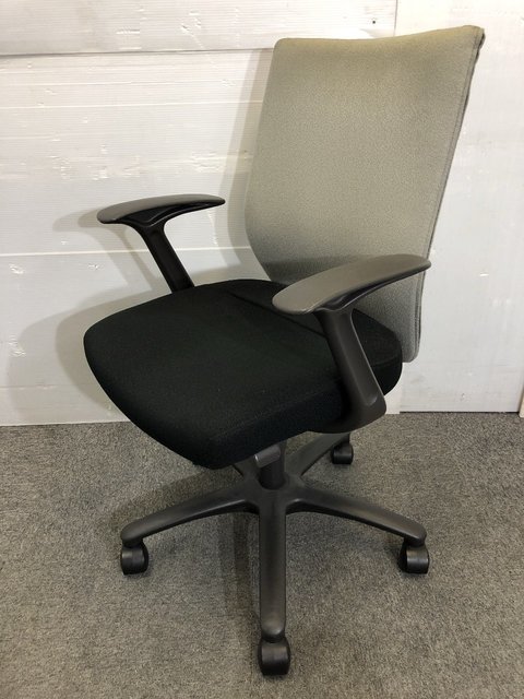 【中古】CXスプレージ   オカムラ（okamura） 肘付ミドルバックチェア