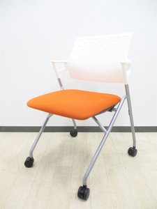 肘付きのミーティングチェア！ コクヨ | PIEGA！オレンジ色でお部屋が明るくなります！！