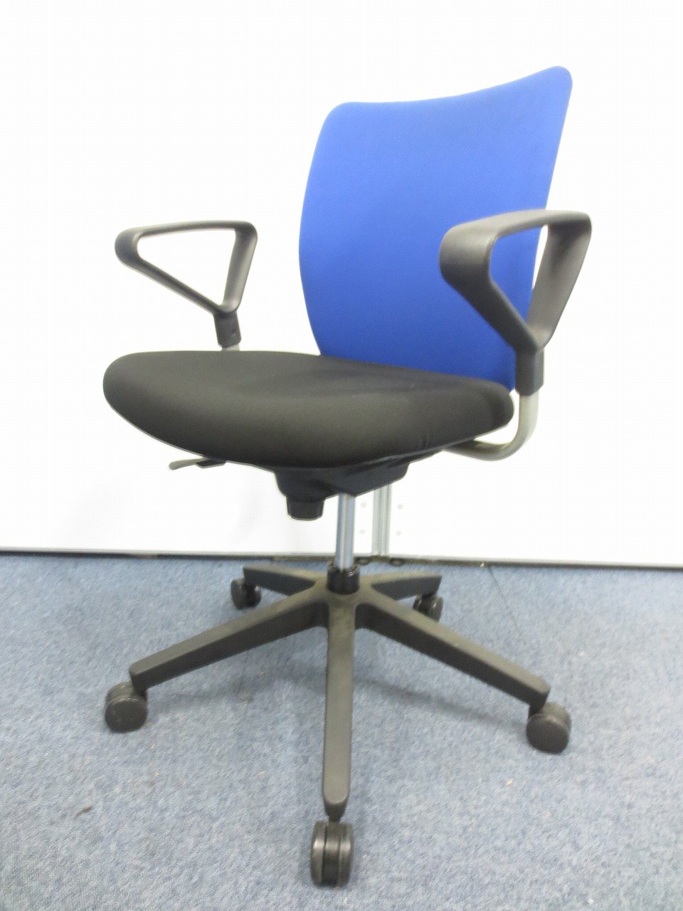 【2019年製！！】＃低価格＃肘付き＃青＃コンパクト＃キュート＃7台入荷　★
                        エポ 
                                    中古
            