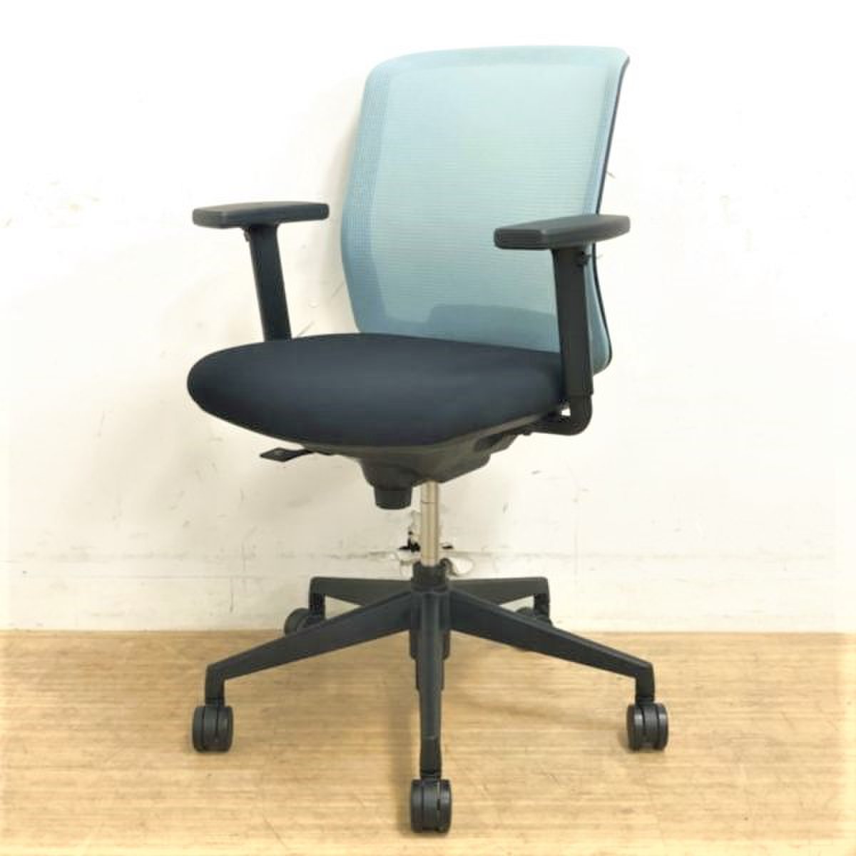 【軽快なメッシュバックと爽やかな色合い】ベーシックでシンプルなチェア　コンパクトなサイズ感がウリ　ウチダ　カリッサ
                        カリッサ 
                                    中古
            