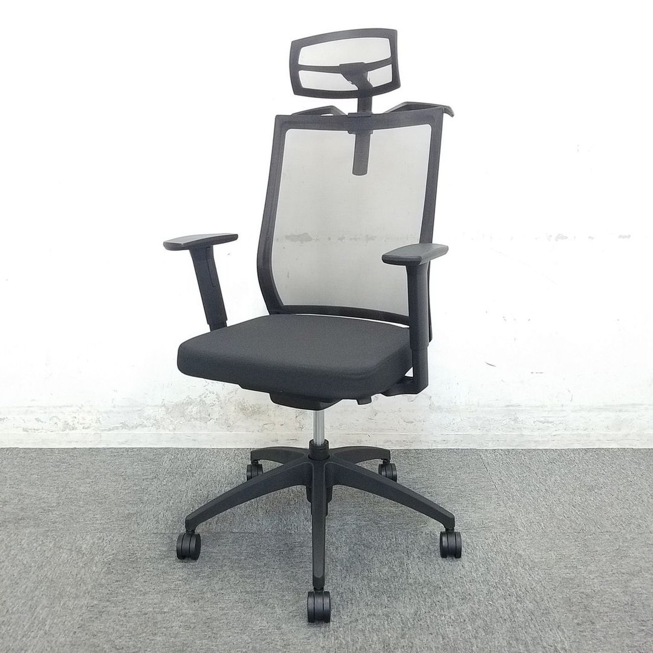 【大量入荷】ヘッドレスト付き！人気のメッシュチェアが入荷！【メーカー在庫にて保管】
                        AIRS/エアーゼロワン
                                    新古品
            