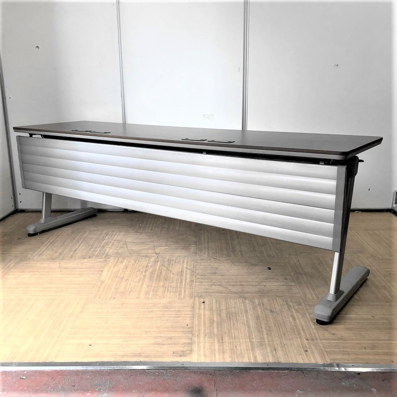 【幅広タイプでゆったり使えるW2100㎜】【濃いめの木目天板で大人なカラー】
                        PRAXIS 
                                    中古
            