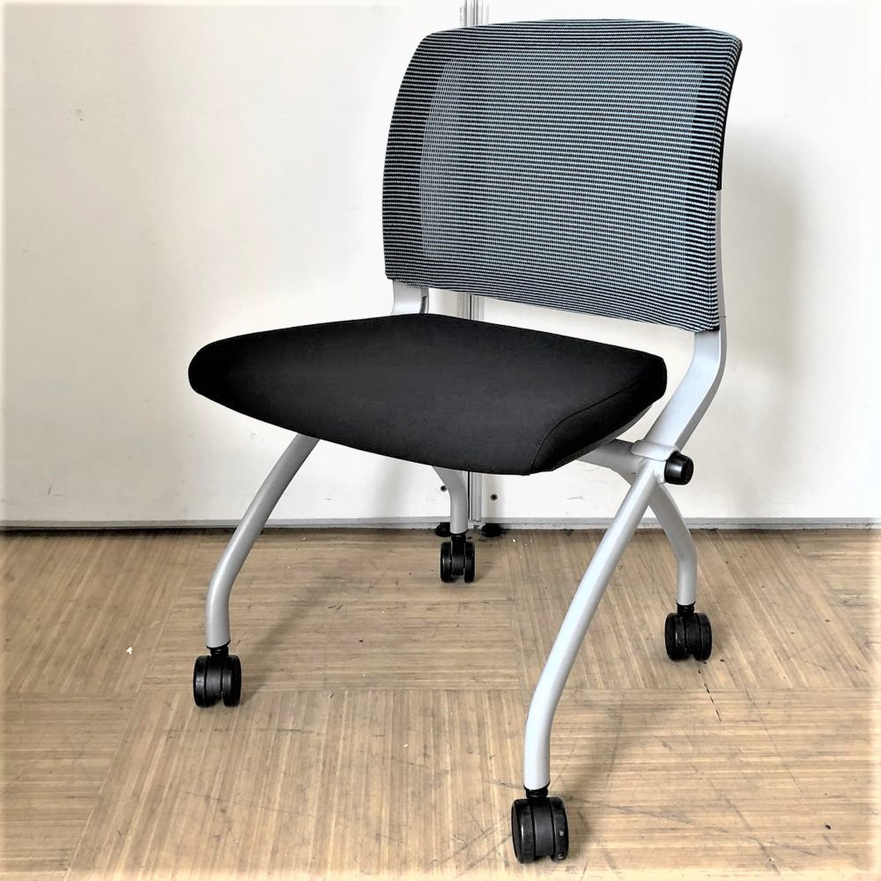 【在庫入れ替え30％off】濃いめのブルーで落ち着いた雰囲気！まとめ買いならさらにお得です！
                        その他シリーズ
                                    新古品
            