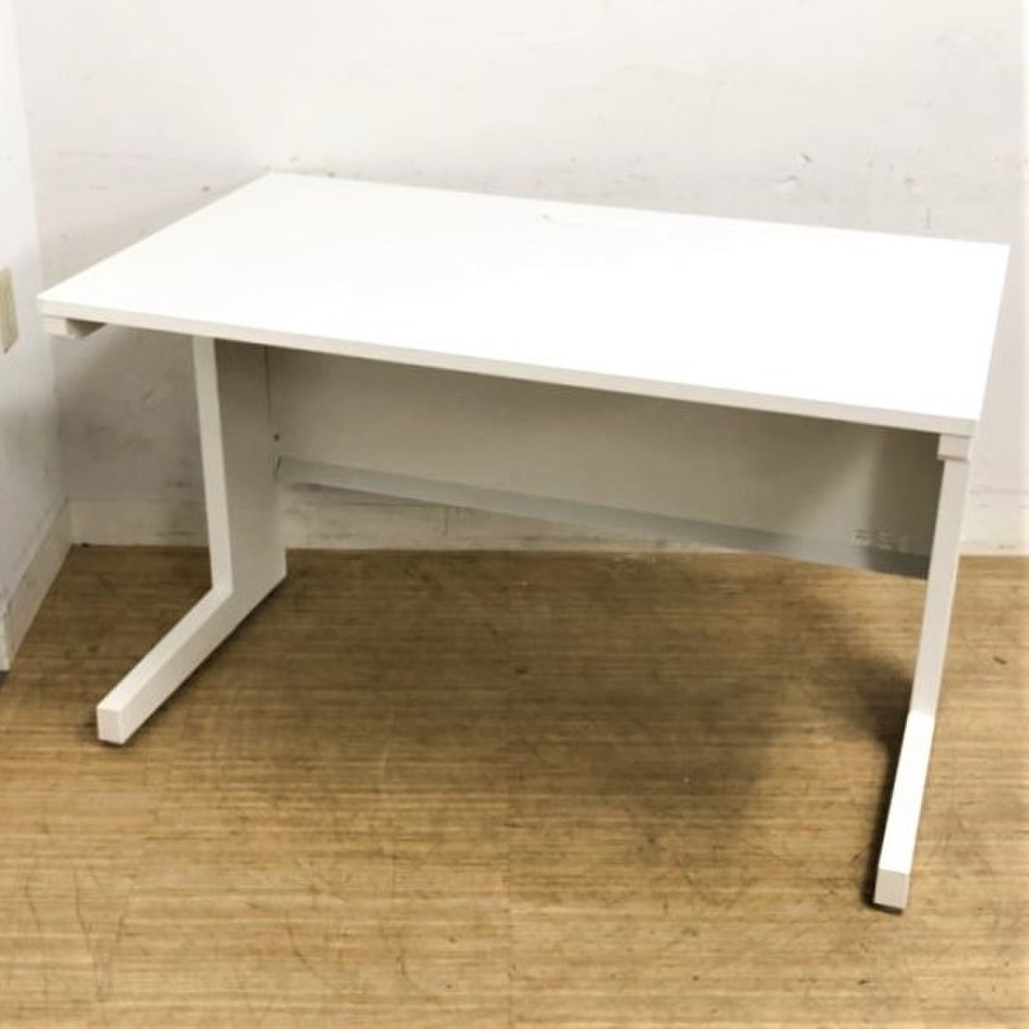 【ロット入荷】【クリーンで爽やかなオフィスに】ホワイトを基調とした定番デスク　使い勝手の良いサイズ
                        スカエナ デスク 
                                    中古
            