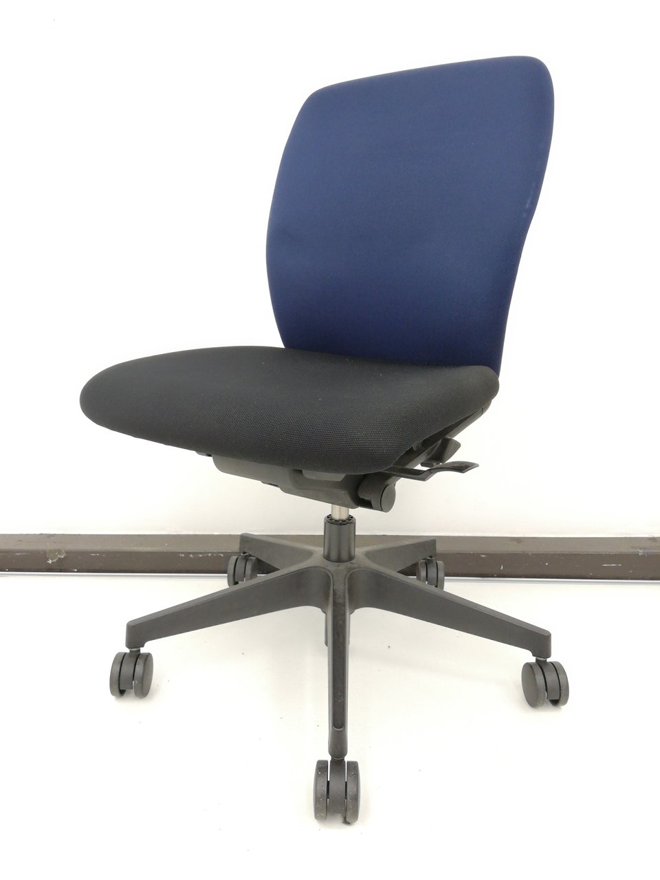 【大量２１脚】いつもの定番OAチェア！◆イトーキ製フルゴチェア
                        フルゴ 
                                    中古
            