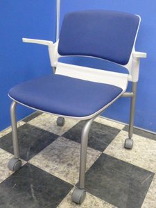【数揃ってます！】肘掛付きのシンプルなミーティングチェアが入荷！上に重ねて収納できます。【J9】【9】