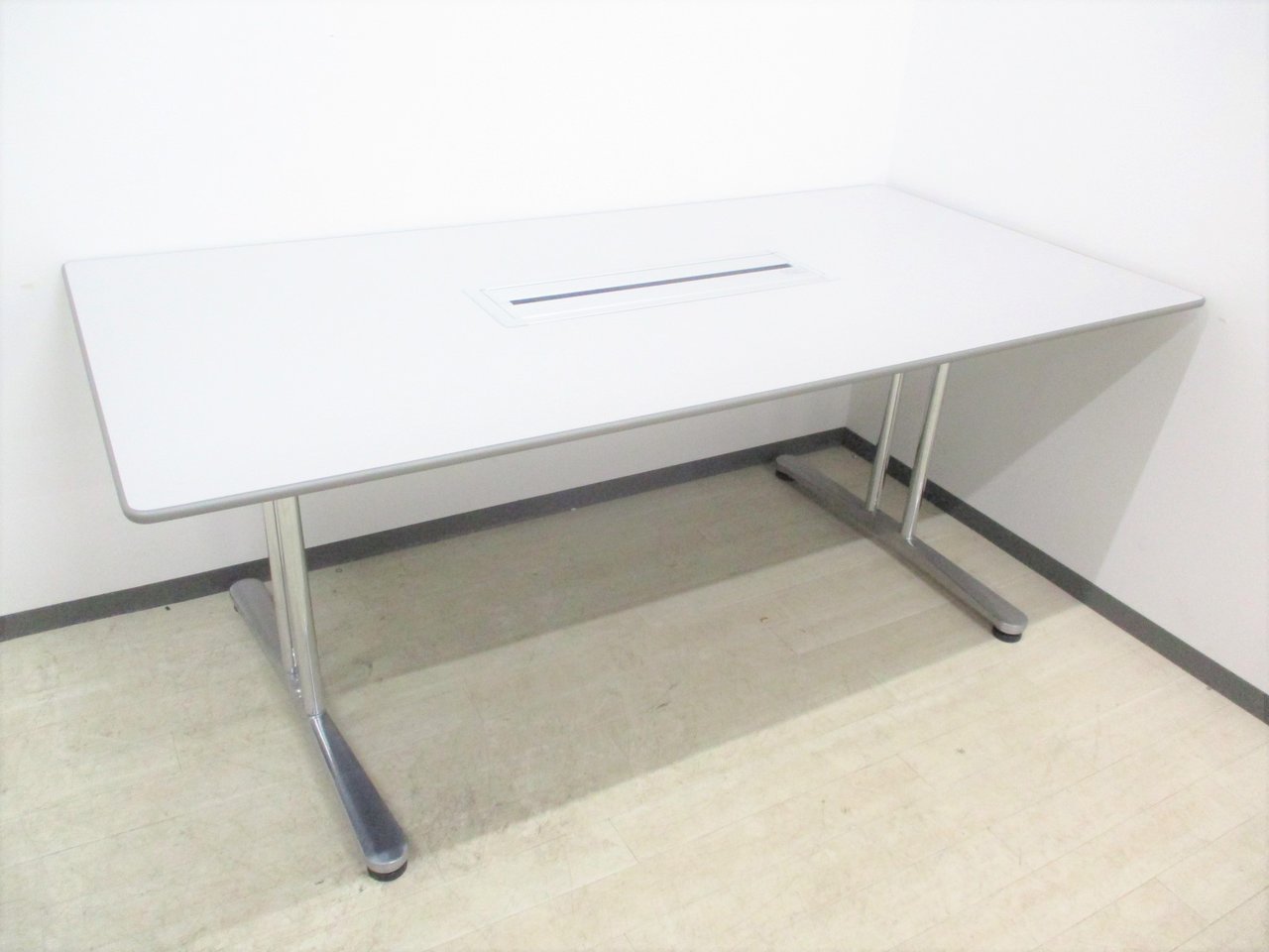 [限定1台!]オカムラ(okamura) インターレイス ミーティングテーブル ■落ち着いた色合い！
                        インターレイス 
                                    中古
            