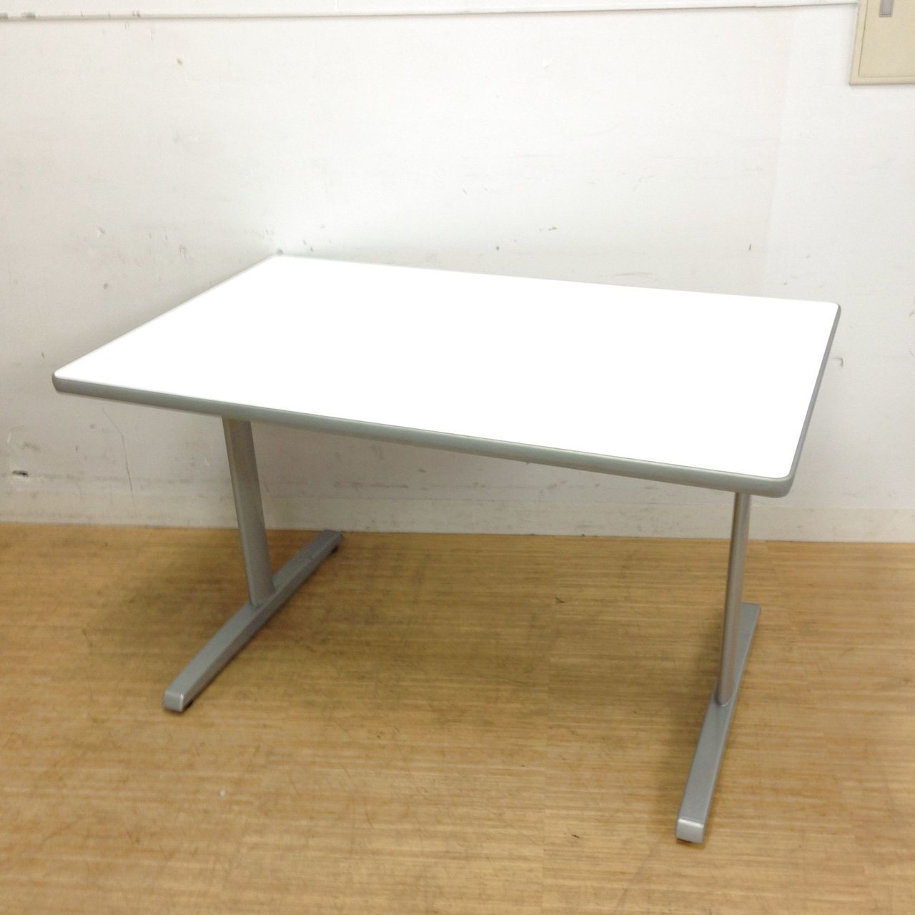 【ホワイト天板のミーティングテーブル】オカムラ製　8177シリーズ　ホワイト
                        8177シリーズ 
                                    中古
            