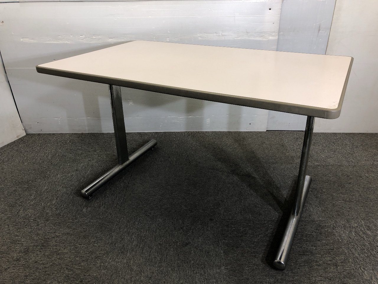 ちょっとした作業台にも最適　コンパクトミーティングテーブル
                        その他シリーズ
                                    中古
            