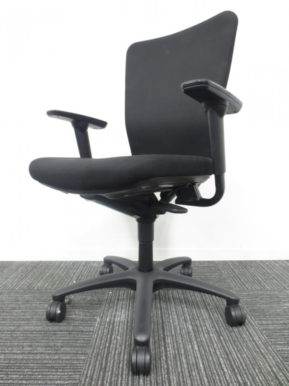 【12脚限定】オカムラ｜カロッツァ｜シンプルかつ使いやすい人気チェア【関西在庫数ナンバｰワン・尼崎店】
                        カロッツァ 
                                    中古
            