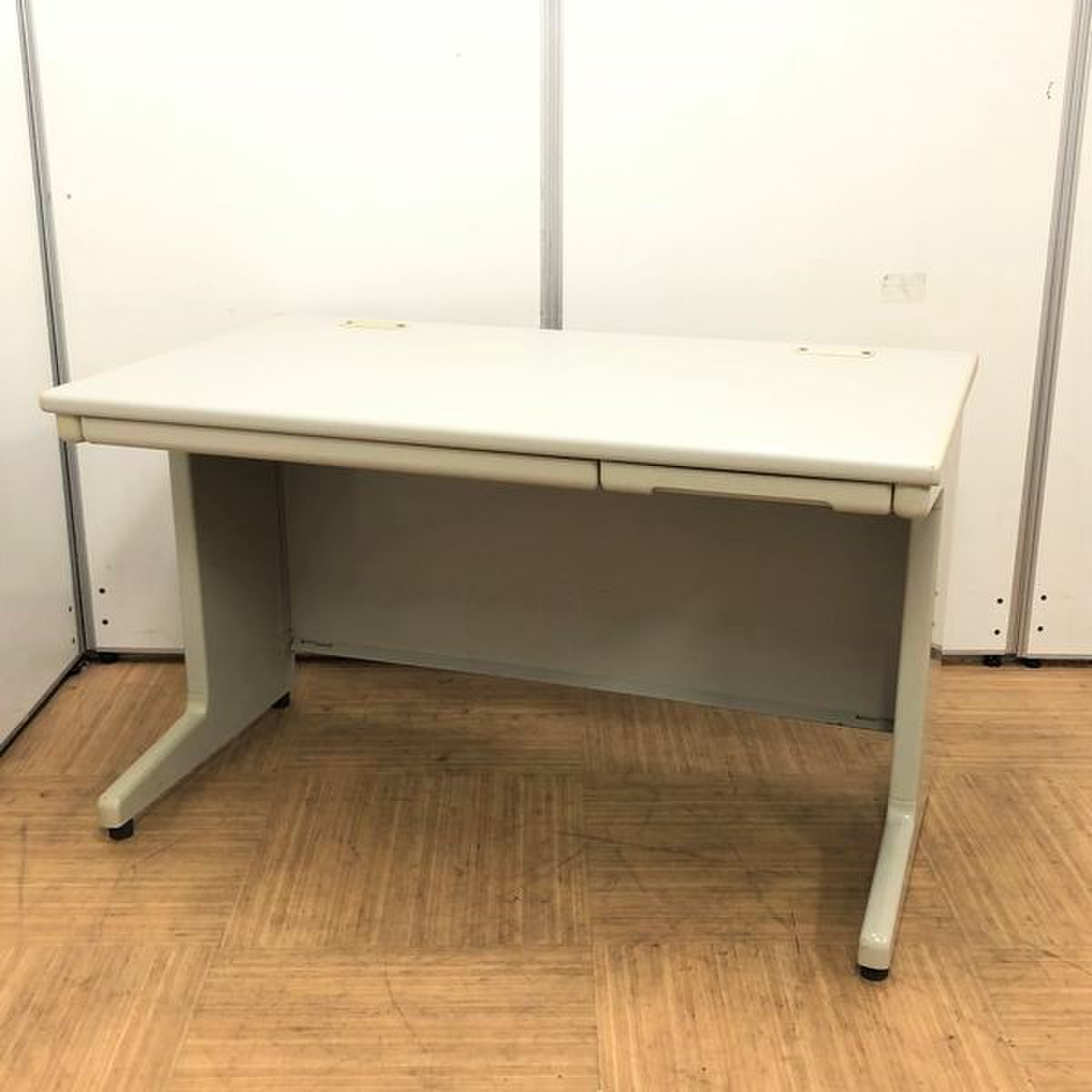 幅1200㎜でデスクトップパソコンを設置しても窮屈に感じない！事務員様に最適のサイズです。
                        LA
                                    中古
            