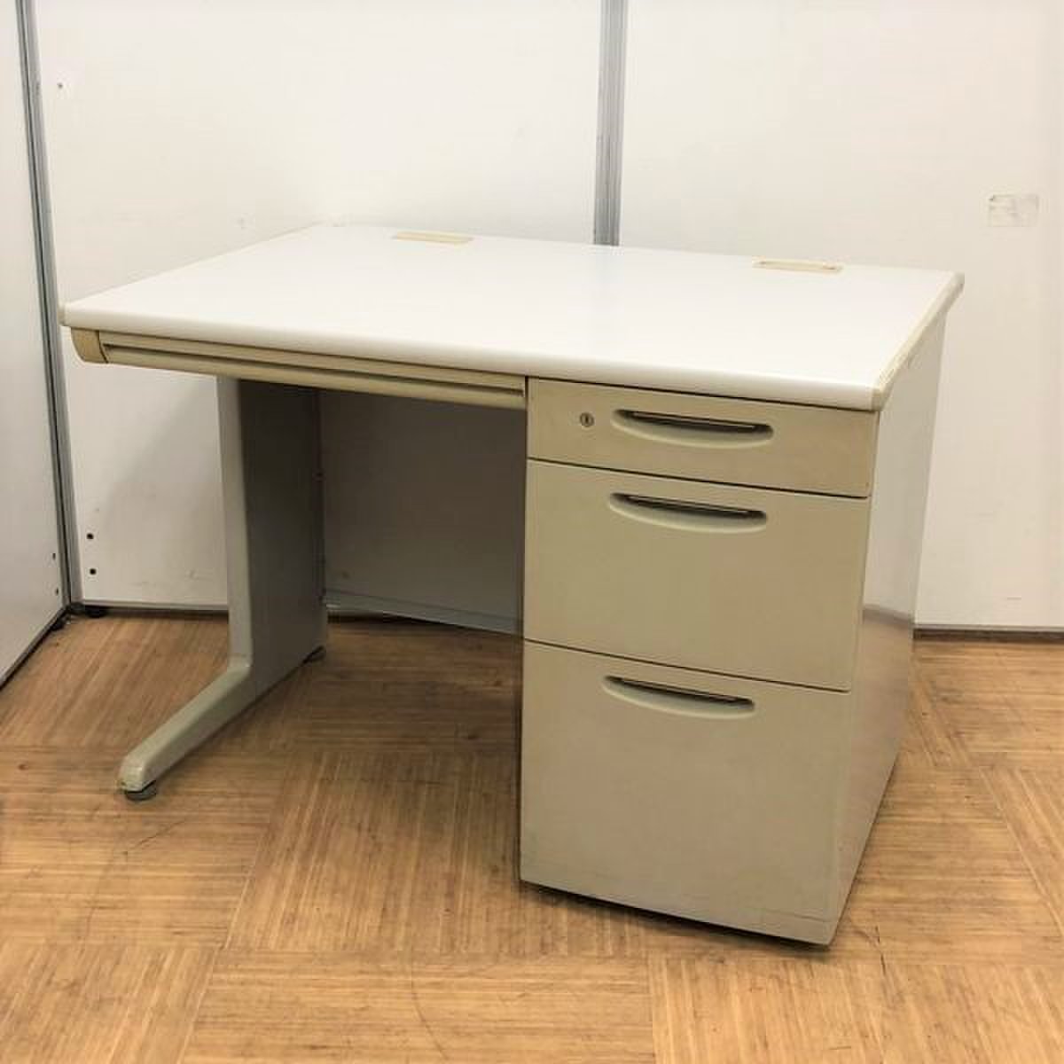 コンパクトながらも収納力も完備！日焼けありのためお得です！
                        SD-Vデスクシステム 
                                    中古
            